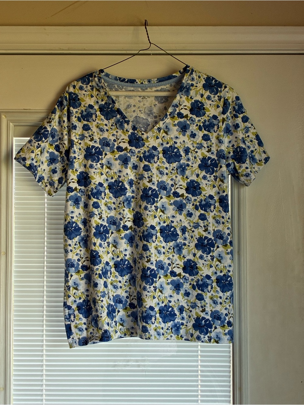 Women’s LANDS END V Neck Tee Medium/ Tall